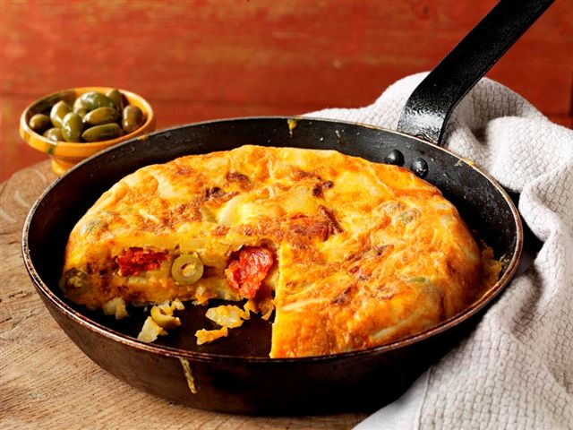 Tortilla de Patatas y Pan con Tomate- Spanish omelette Tapas Recipe by  Jessy79 - Cookpad